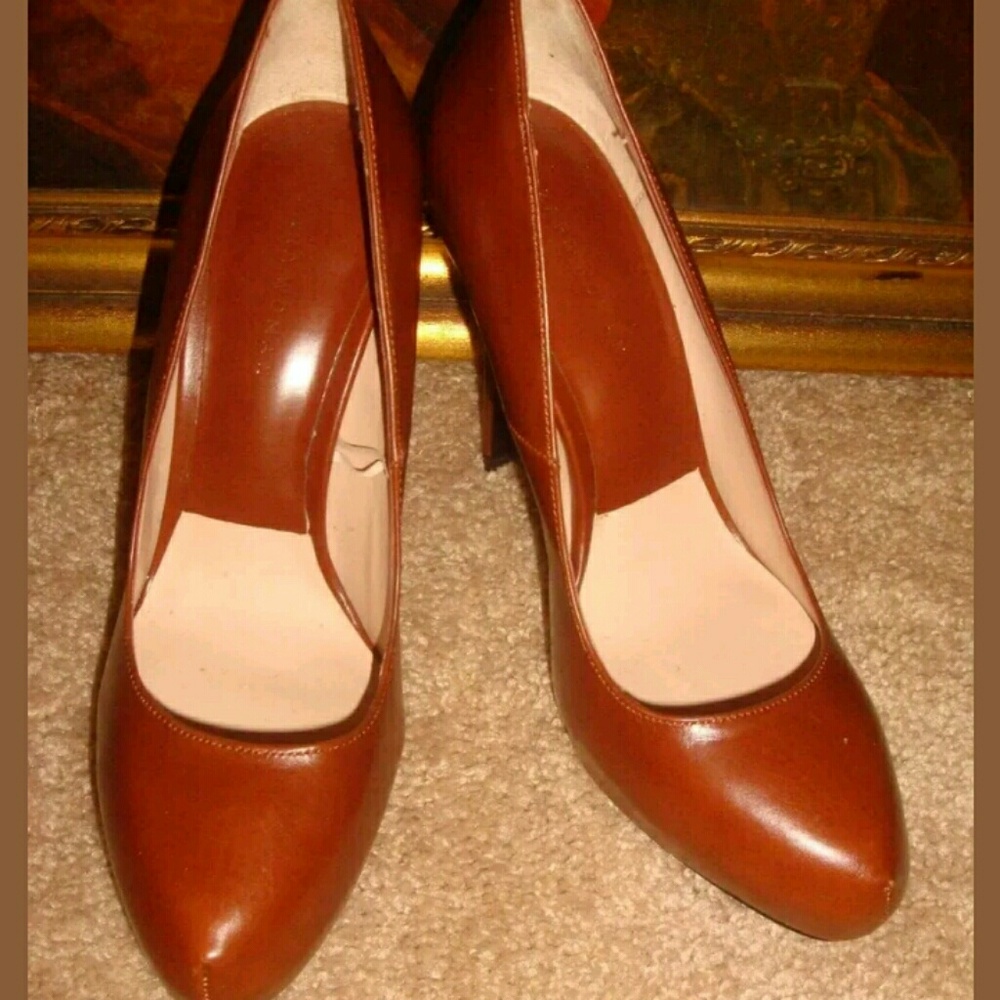 Zara Women Heels Shoes. Size 39. Material Leather.